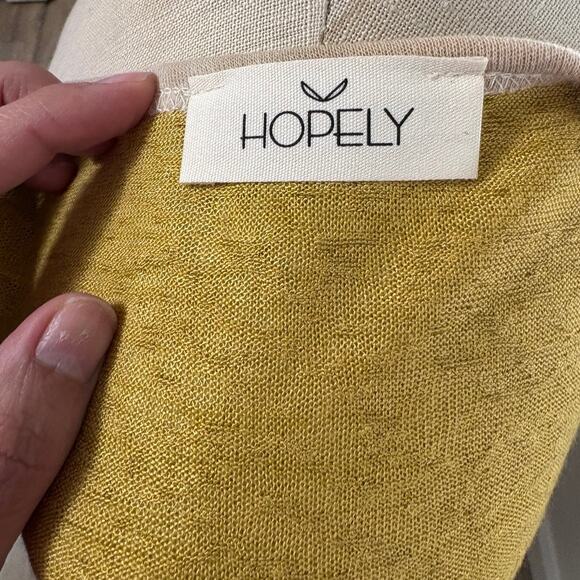 NWT HOPELY Women's Yellow Sleeveless V-Neck Tank Top Small - Picture 4 of 5